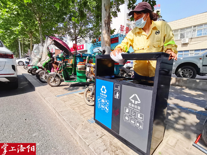 更干净、更便民！洛阳市区果皮箱每天至少“洗澡”两次